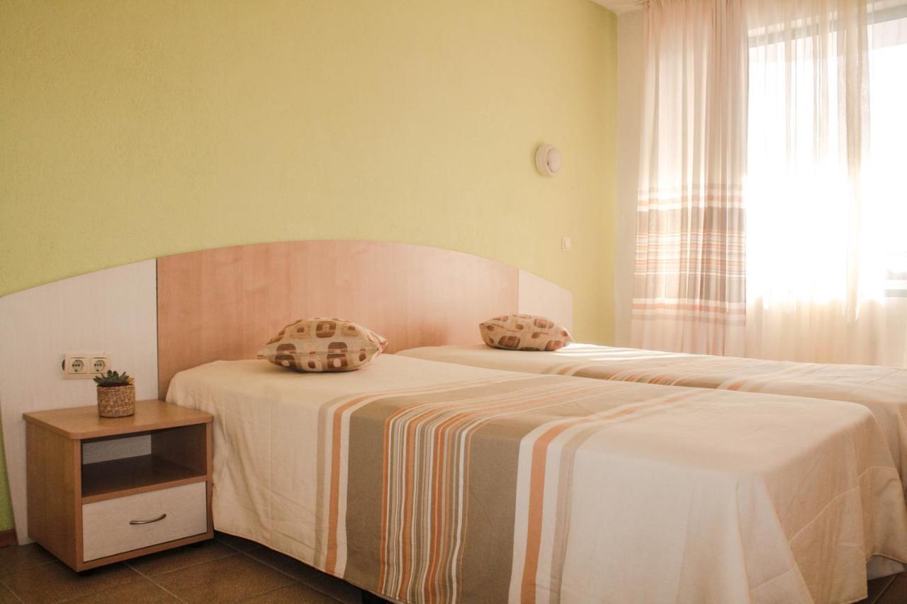 Alba Family Club Hotel Primorsko Exteriör bild