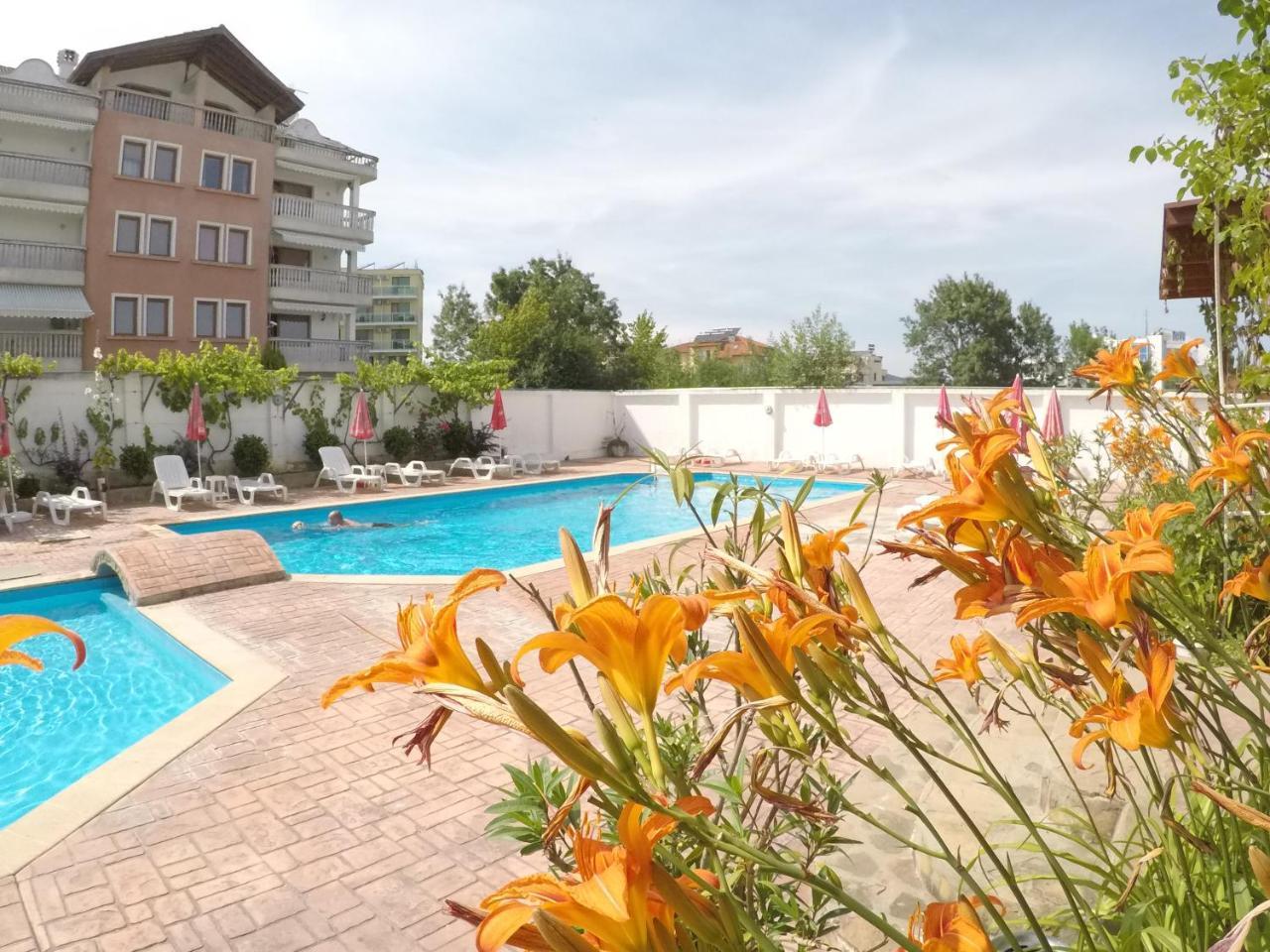 Alba Family Club Hotel Primorsko Exteriör bild